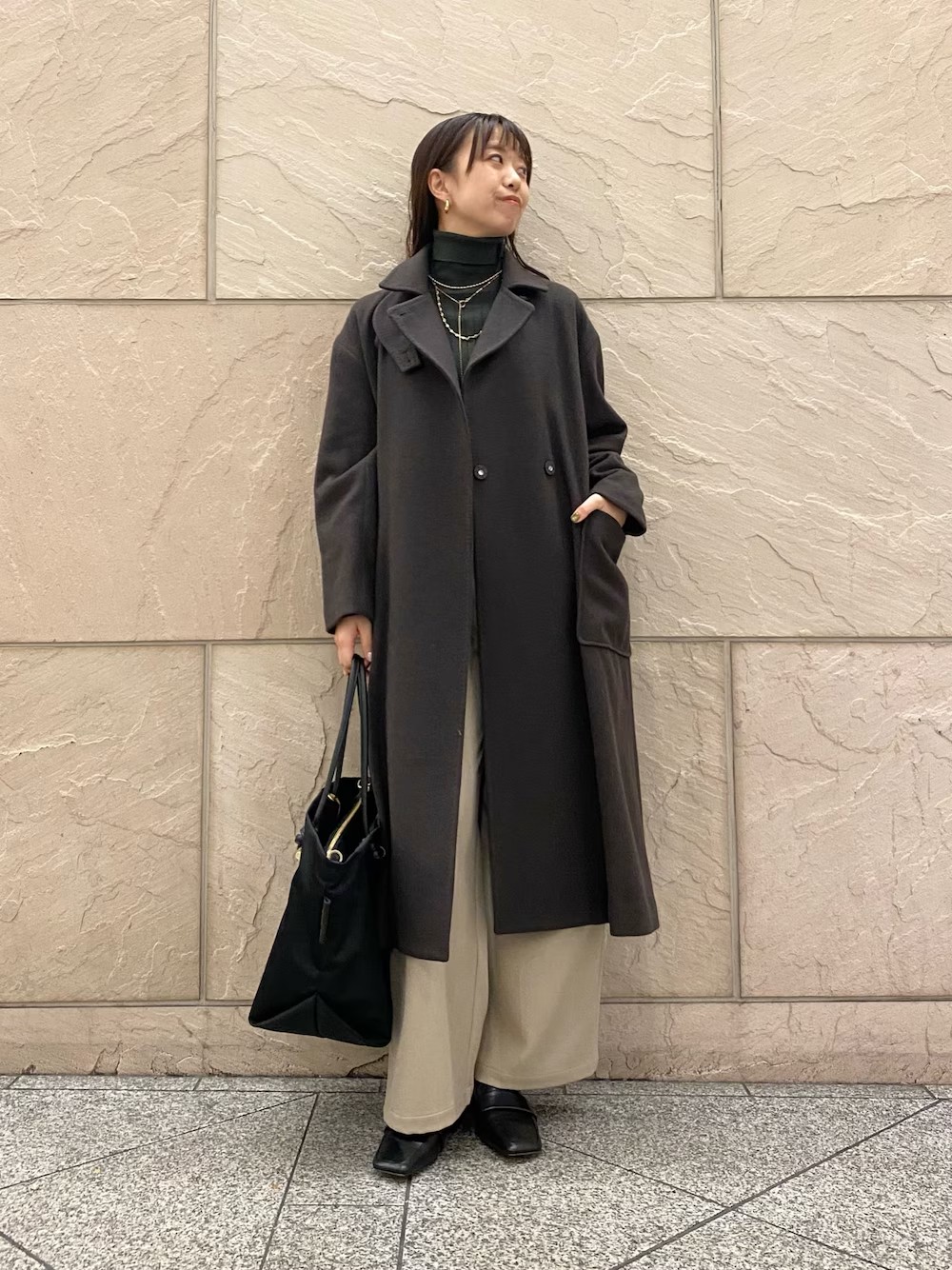 カシミヤがブレンドされたROSSOの定番コート
ここまで寒くなるとロングコート欲しくなります。
ふかふかの柔らかい生地で
軽やかに身体を包み込んでくれます。
比較的スッキリめなのでお仕事やフォーマルな場でも使えそうです。