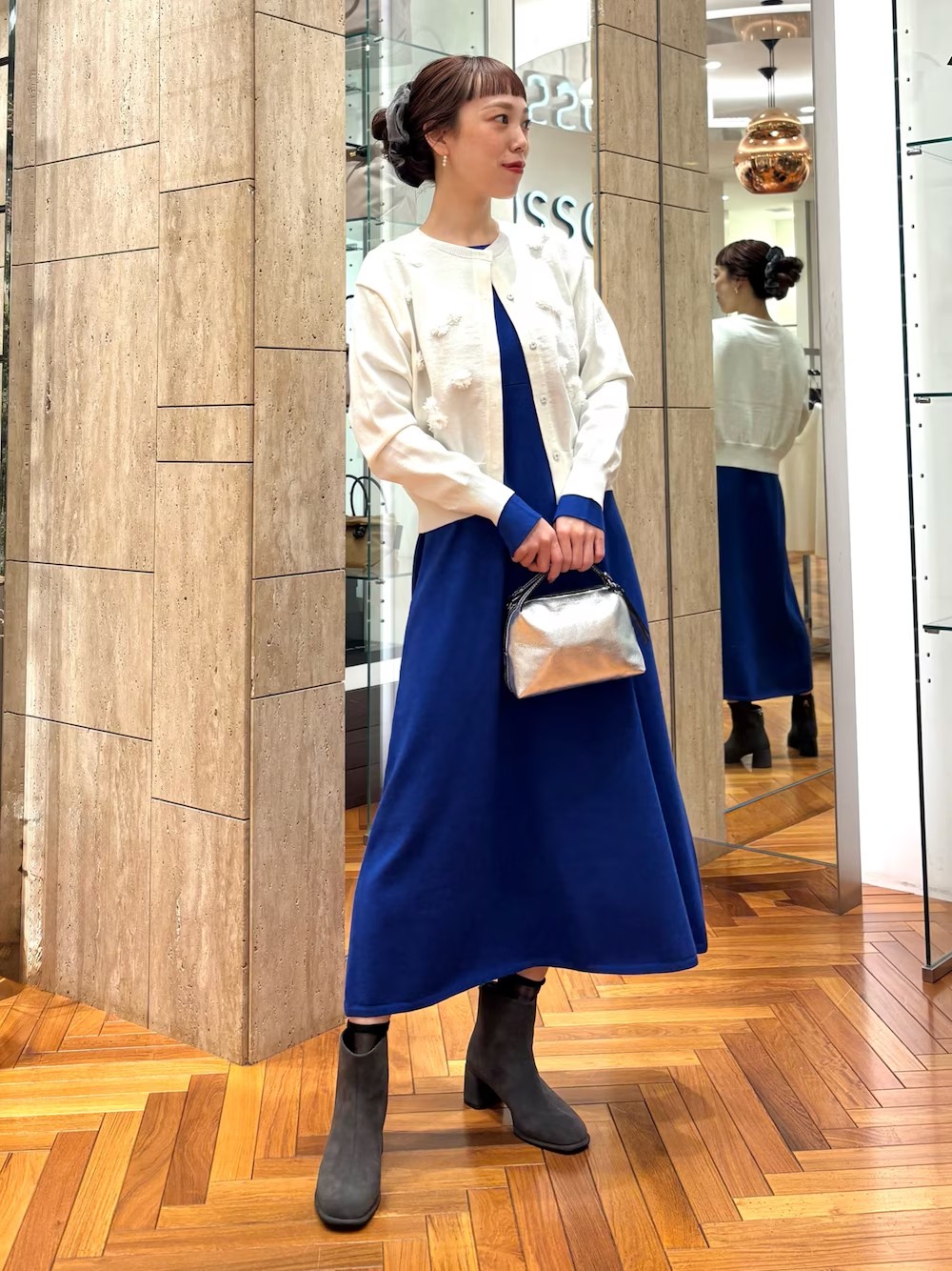 甘々コーデ♪

シルエットがとっても綺麗なワンピース。
首元をVネックで着たい方は
前後を反転させればOK◎
着心地はもちろん抜群です！

フラワーモチーフのカーディガンは
春先にでも着用可能な素材なので
一枚持っておくとフォーマルシーンでも
活躍しそうです！