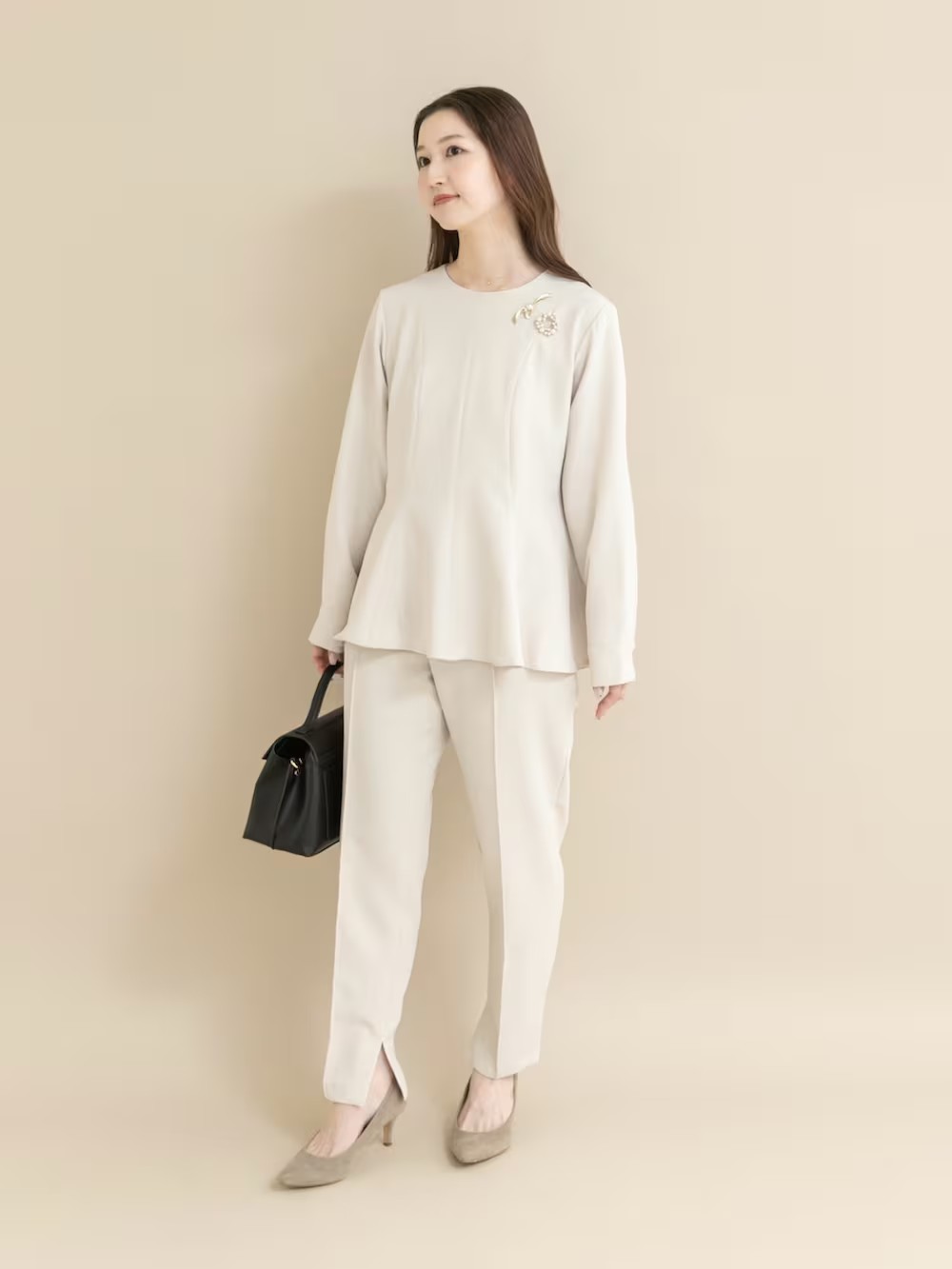 【ROSSOのセレモニースタイル】
ペブラムブラウス×テーパードパンツのセットアップ!

ブラウスは、後ろが少し長めのデザインで気になるお尻周りをカバーしてくれます◎

パンツは、スッキリとしたテーパードシルエット。
裾内側のスリットで美脚効果もありますよ◎