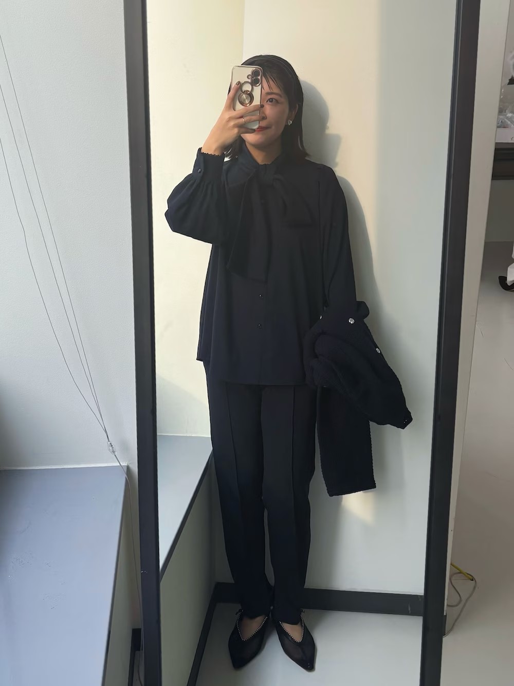 セレモニー、1番人気のネイビーカラーでコーディネートしました。
ニットジャケットは程よくカジュアル感もあり、普段使いもしていただけます。
ボウタイブラウスはさりげなくレースが付いており、顔周りを華やかに◎
パンツはセットアップ共通の36サイズを着用しています。