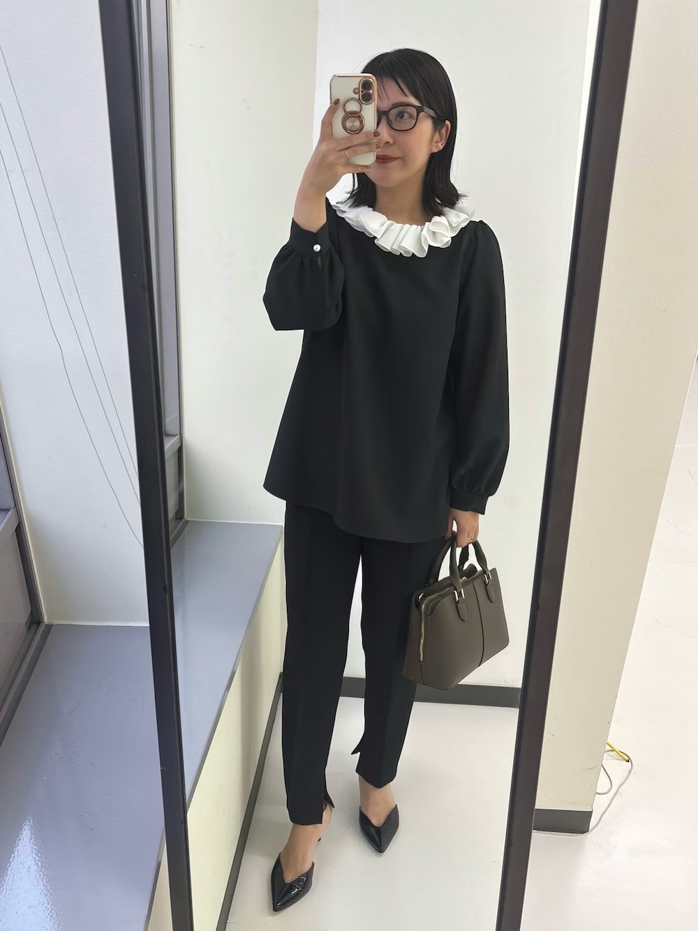 華やかなフリルが特徴的なブラウス。他に被らないデザインです。
セレモニー用にブラウスだけ買い足しの方にもおすすめ！
パンツはジレセットアップの36サイズを着用しています。