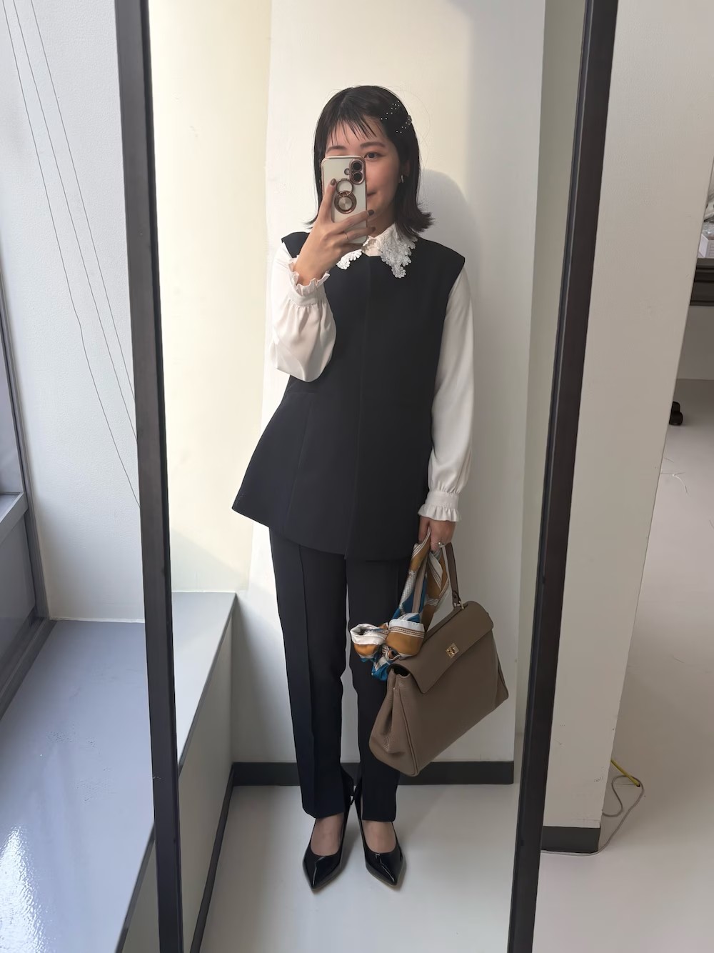 スタイル良く、細見えしてくれるジレセットアップ。
私自身お尻を隠したい人なのですが、、ペプラムになっている裾がふんわりと自然にカバーしてくれます♡
パンツの丈は身長158cm、36サイズでぴったり。
襟がレースのブラウスを合わせた、華やかでセレモニーらしいイチオシコーデです！