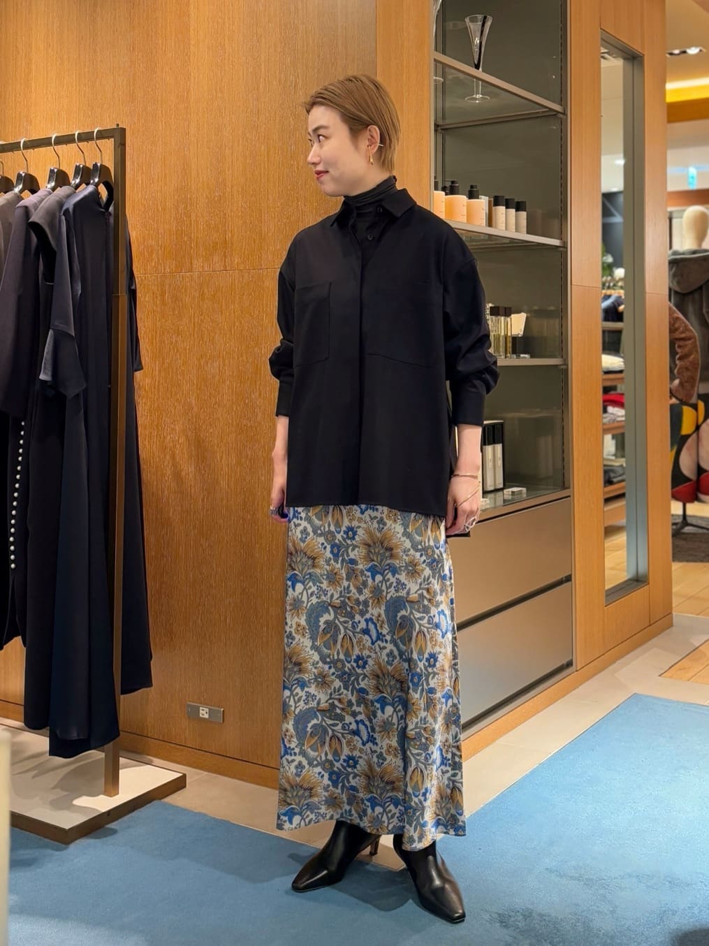 身長162㎝　〈Ballsey〉ウールスムース ビックシャツ

起毛感を抑えた、落ち感のあるウール素材を使用したオーバーシャツです。
肩周りと身幅にゆとりを持たせたシルエットで、着ると自然に“メンズシャツを借りたような”可愛さが生まれます。

一見ラフな印象ですが、女性が着ることで程よい抜け感が生まれ、そのギャップが魅力的な一枚。
装飾を削ぎ落としたミニマルなデザインは、まさにメンズシャツの雰囲気で、甘くなりすぎずスタイリングを一気にこなれた印象に仕上げてくれます。

プリーツスカートやサテンスカートなど、あえて女性らしいボトムスと合わせることで、バランスの取れた大人の着こなしを楽しんでいただけます。
