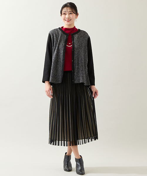 【大きいサイズ】ツイードカーディガンにドラマティックなレッドのインナーを合わせたお出かけコーデ。
