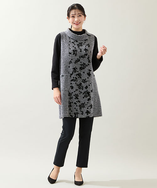 【大きいサイズ】すっぽり着られて体型カバーができるチュニックベストは人気のアイテム。モノトーンですっきりと着こなして。