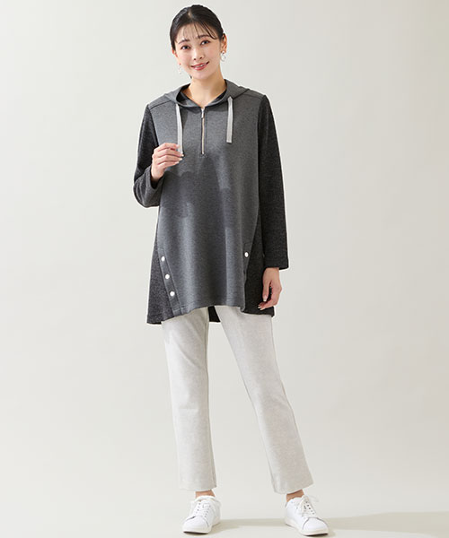 【大きいサイズ】一枚でサマになる大人のフーディーは、淡色ボトムと合わせる洗練された印象に。