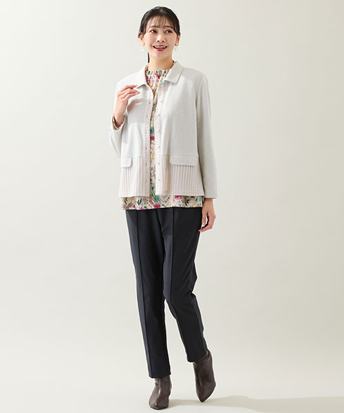 【大きいサイズ】人気の起毛カーディガンに花柄インナーをコーディネート。春が待ち遠しくなる着こなしです。
