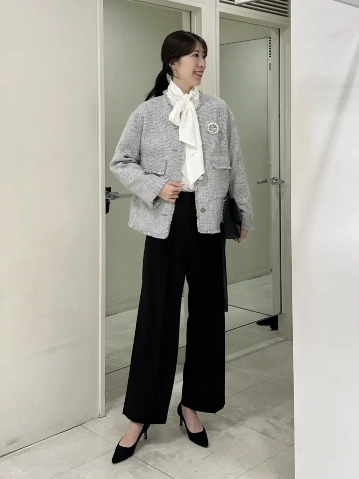 コーディネート身長 170cm

セレモニーコーデ♩

華やかに決まるツイードジャケットと
ボウタイブラウスの相性抜群！

ボウタイ部分は取り外しできるので
アレンジして着回しが楽しめます^_^

スタッフ着用サイズ
■ジャケット【4/Mサイズ相当】9号
■ブラウス【4/Mサイズ相当】9号
■パンツ【4/Mサイズ相当】9号