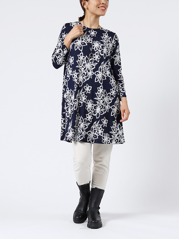 適度な重みのある生地が作り出すきれいなドレープが動くたびにしなやかに揺れるチュニックをオフのパンツと合わせたコーディネートです。洗練された雰囲気で、八分袖からのぞく手首や、後ろの涙開きが、さりげない女性らしさをプラスします。
モデル身長：162cm