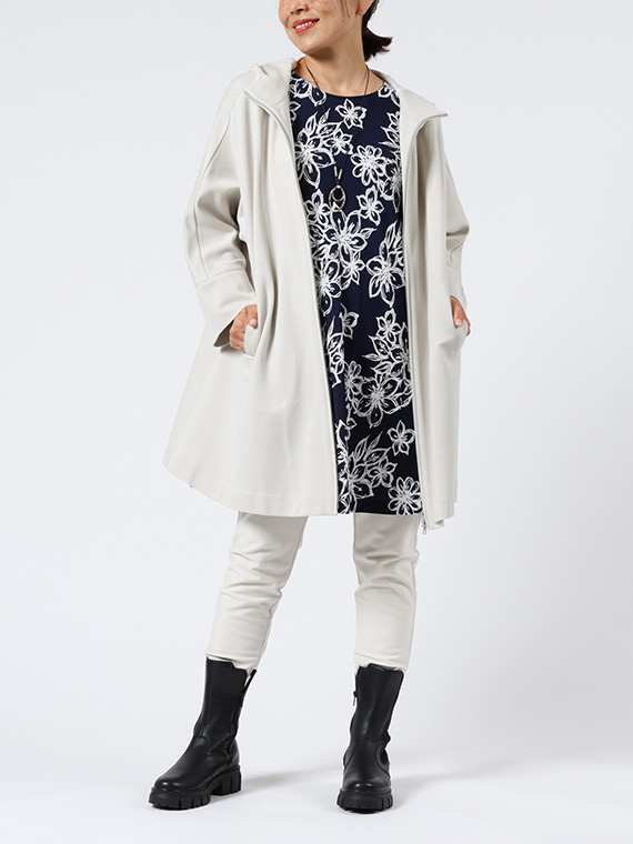 チュニック+細身パンツのスタイルに、たっぷりな分量感のあるパーカーを合わせたコーディネートです。このたっぷりな分量感は、着用するだけでモード感のある贅沢なドレープを生み出します。
モデル身長：162cm