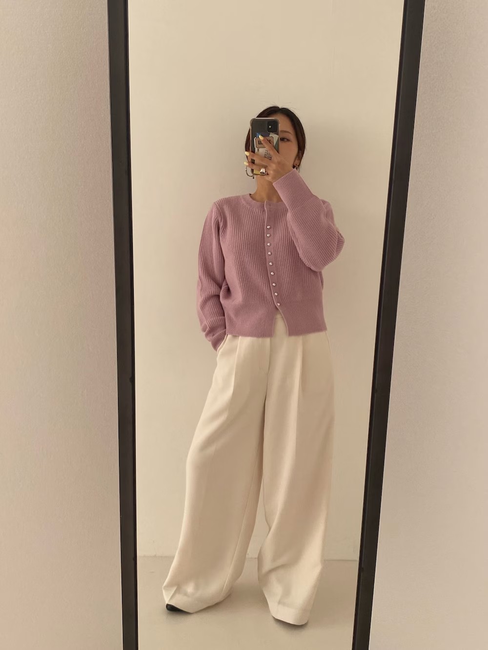 気分も上がるピンクニット♡

小さめのボタンが女子っぽくて可愛いです、、！
コンパクトなシルエットもちょうどよくて
ワイドパンツともバランスよく合わせられます。

3月あたりまで着れそうなかんじ！