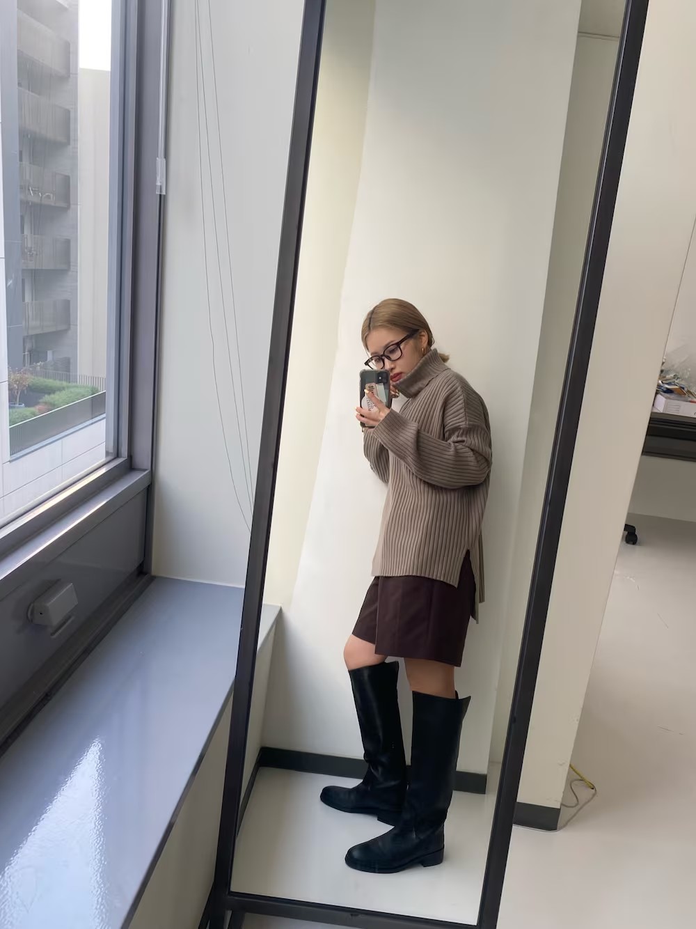 オーバーサイズで抜け感のあるタートルニット。
首元が長く顎まで隠れてくれるからあったかいし
小顔効果も♡
ショートパンツとロングブーツで
いまっぽいスタイリングにしました！