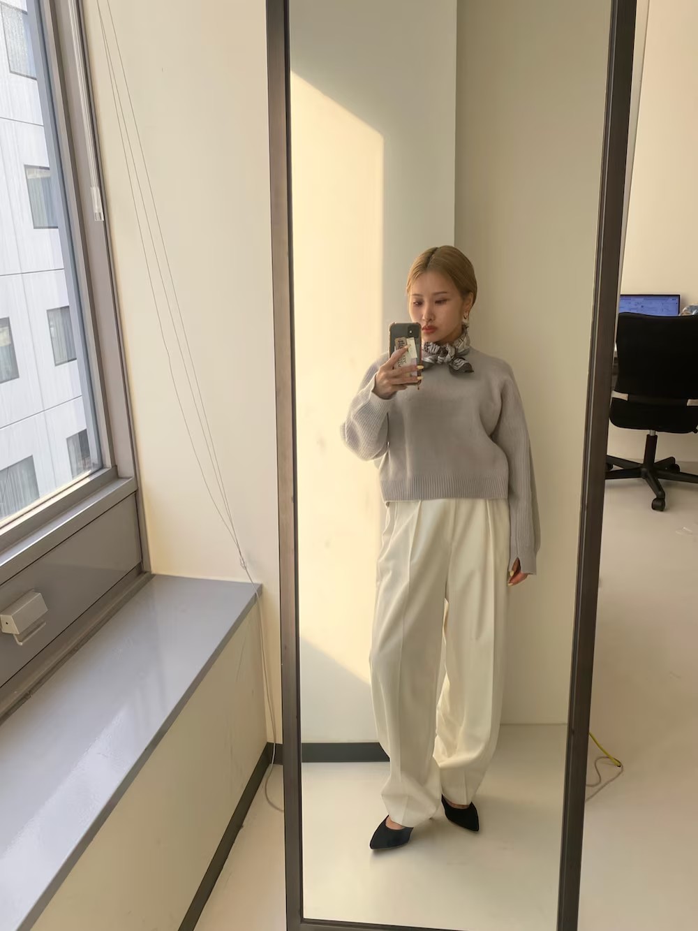 柔らかい肌触りが特徴のスーパーファインラムズウールを使用したニット。

ショート丈なのでバランスがとりやすいです♡
シンプルなニットをお探しの方におすすめ。