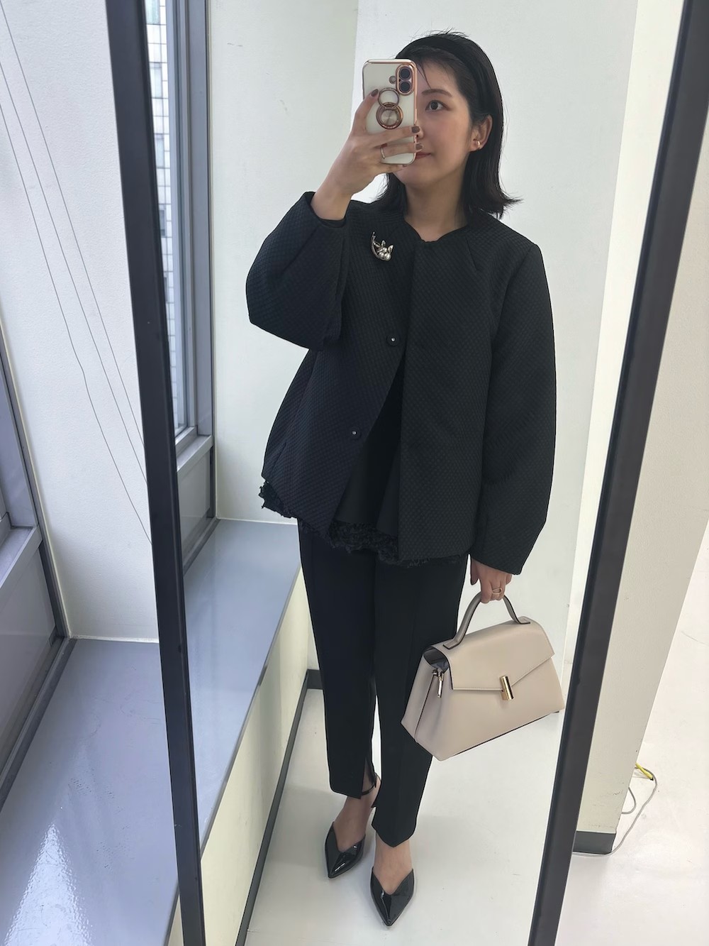 ジャガードジャケットに中綿が入っていて、上品に暖かく着れる嬉しいアイテムです！！
袖口はぽわんとボリュームがあり、裾にも丸みのある可愛いシルエット。
ペプラムブラウスと合わせました♪