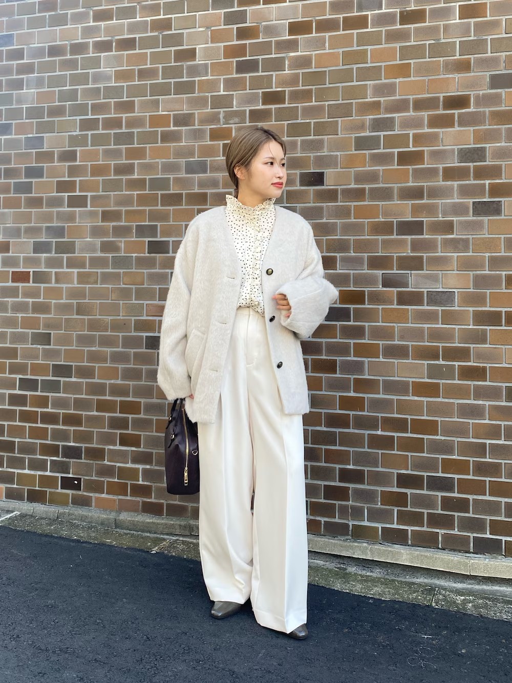 ホワイトコーデ！
ドットのブラウスはオンラインストア限定なので
お早めに♡