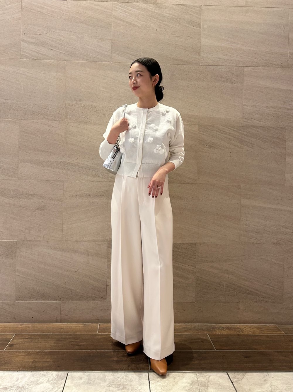 ホワイトコーデ！！

フラワーが立体的についているデザインがとっても可愛いカーディガンです☺︎

パンツは後ろゴムでストレスフリー！
形がとっても綺麗なのがポイントです！
裏地付き◎