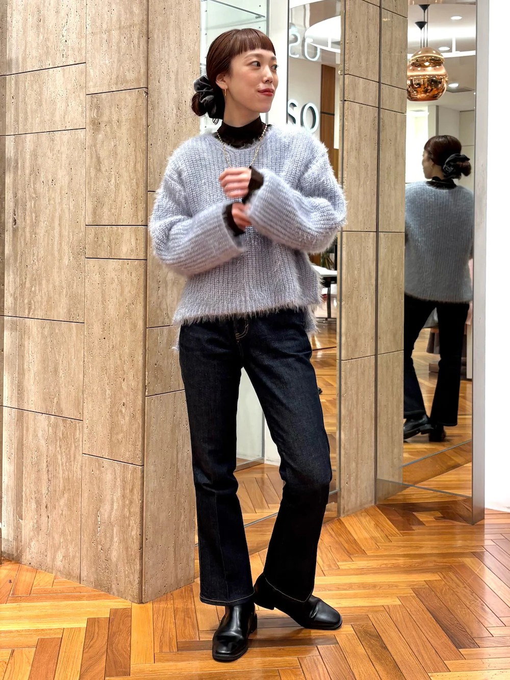 もちもちキラキラボリューミーな
アイコニックなニットです！

シンプルにデニムで合わせ、
ワンツーコーデで着てみました。

Vネックなのでデコルテを見せて
女性らしく着るのもおすすめです◎