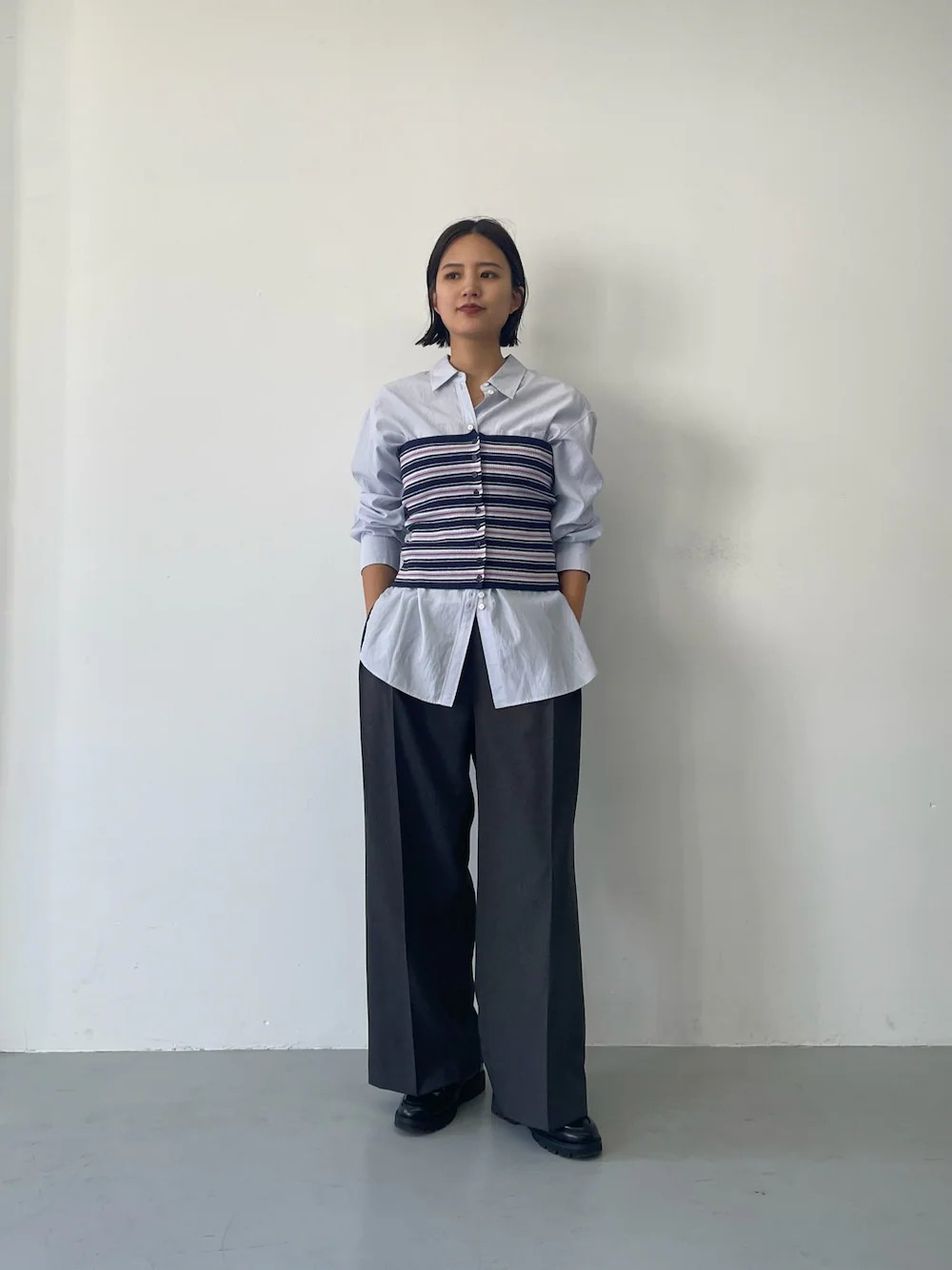 【ビスチェ】
シルク混素材の優しい着心地と、オリジナルの配色が魅力。
前後2WAY仕様で、ボタンを後ろにしたり裾を開けたりとアレンジ自在です。シンプルなコーデにプラスするだけでトレンド感がアップ。
インナー次第でシーズンレスに活躍し、旬のレイヤードが叶います。