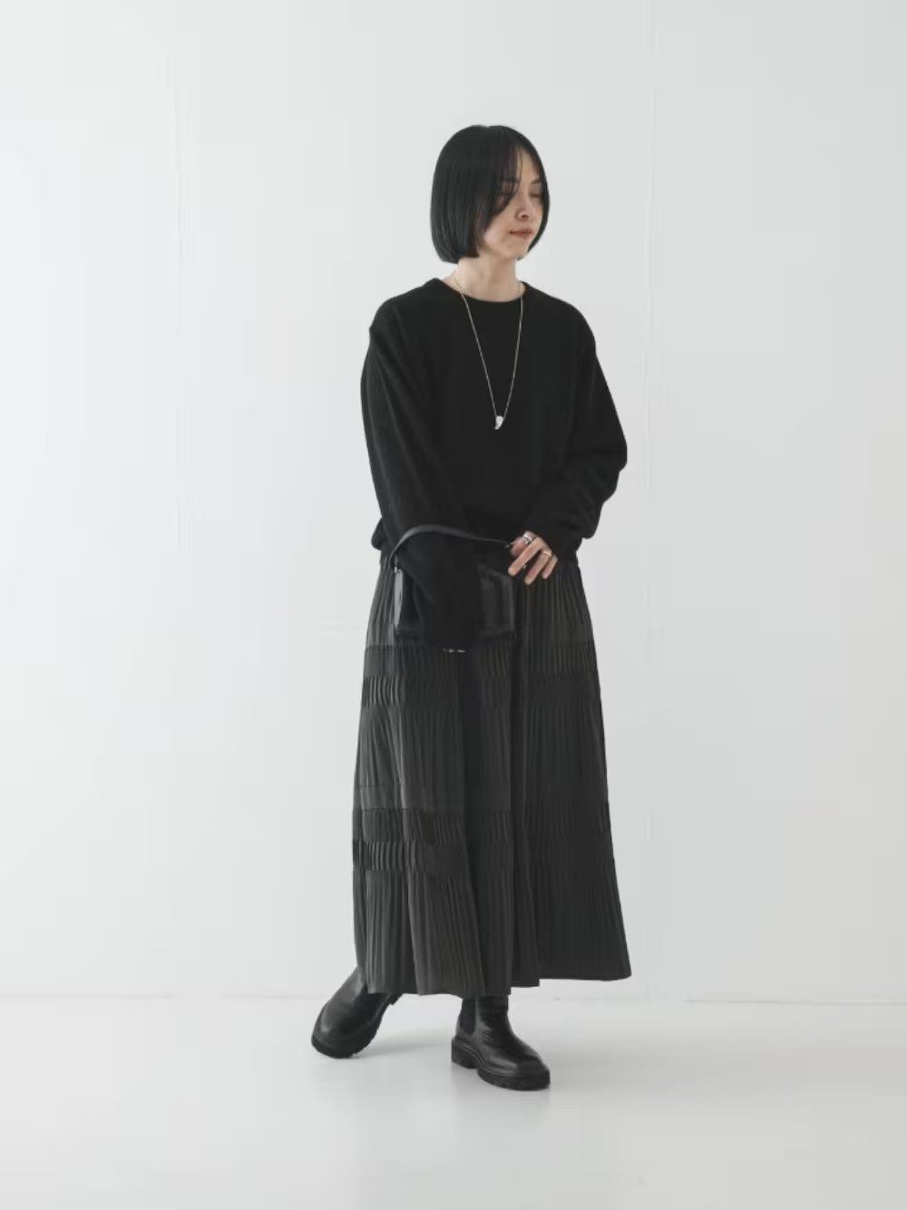 【ニット】上質なウール100%を使用した、ふんわり柔らかなクルーネックニット。シンプルで流行に左右されず、どんなボトムスとも相性抜群です。

【スカート】軽やかで落ち感のあるティアードスカート。切り替えごとのプリーツで甘さを抑えた上品なデザインです。ウエストゴムで穿き心地も快適。