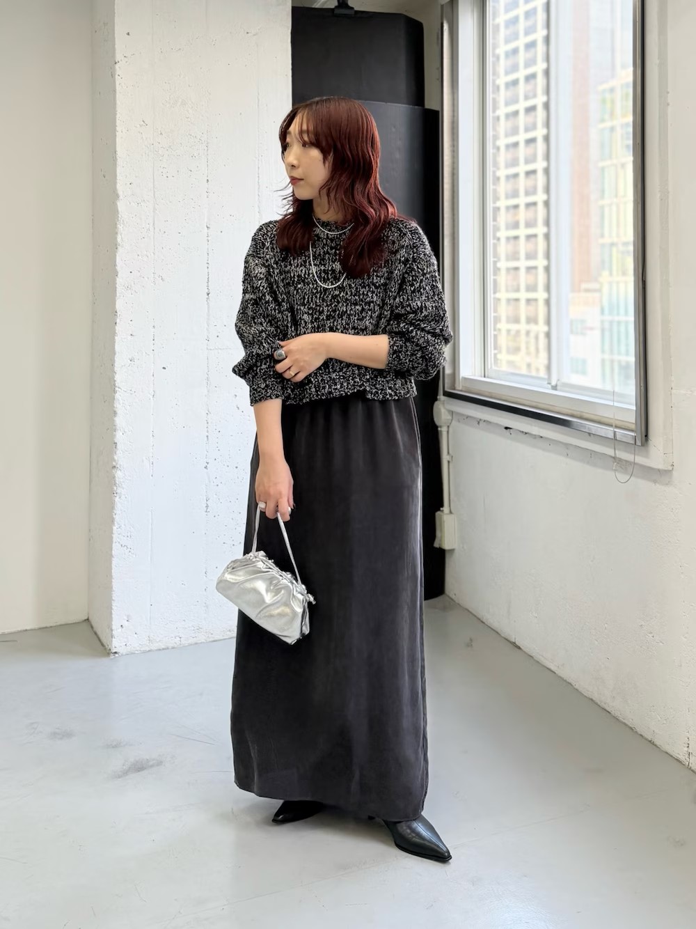 【トップス】素材感と配色が可愛いブークレニット。ショート丈でスカートやワイドパンツと相性抜群です。カットソーやシャツとのレイヤードもおすすめ！

【ボトムス】身長157cm、38サイズ着用。キュプラの柔らかい質感が魅力のスカートです。薄手なので冬場はタイツ合わせがおすすめです◎