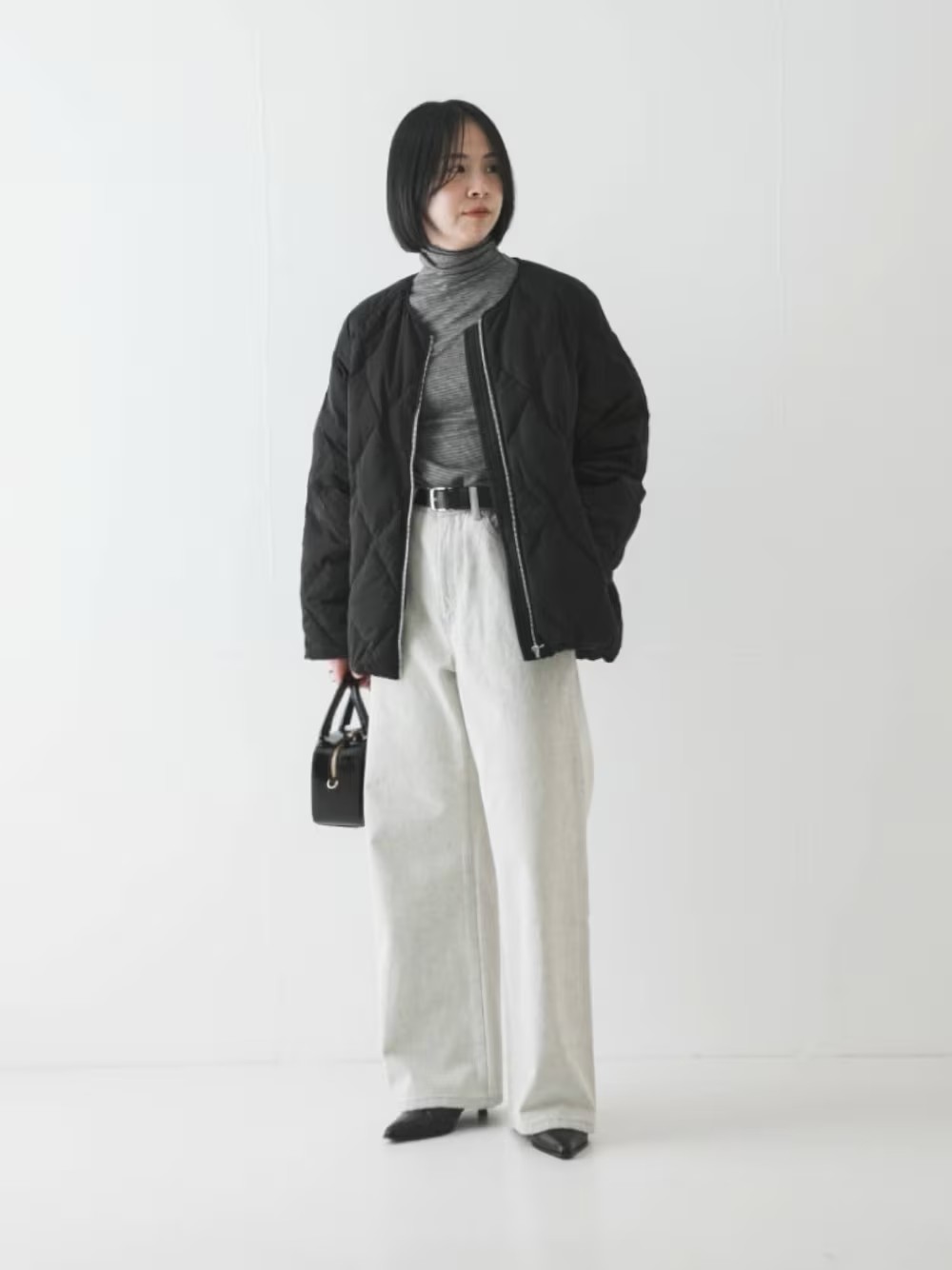 【キルティングダウン】ダウンの暖かさと軽さを両立した一着。ダイヤ柄キルトとマットな質感で、着ぶくれせず綺麗めにも馴染みます。丸みのあるコクーンシルエットが女性らしさを演出し、腰周りもカバー。ノーカラーなのでタートルやストールとの相性も良く、幅広い着こなしに活躍します。