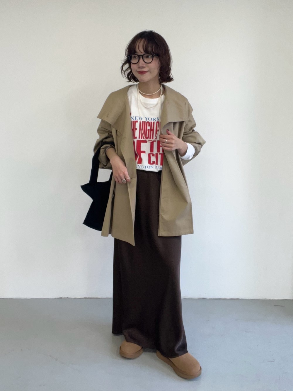 【トレンチコート】撥水加工を施した上品なハリのある生地が、美しいシルエットをキープ。ゆったりとしたミドル丈で、厚手ニットの上にも羽織れる軽やかな一着です。付属のスカーフを首や頭に巻くことで、トレンド感のある洗練されたアレンジを楽しめます。オンオフ問わず万能です。