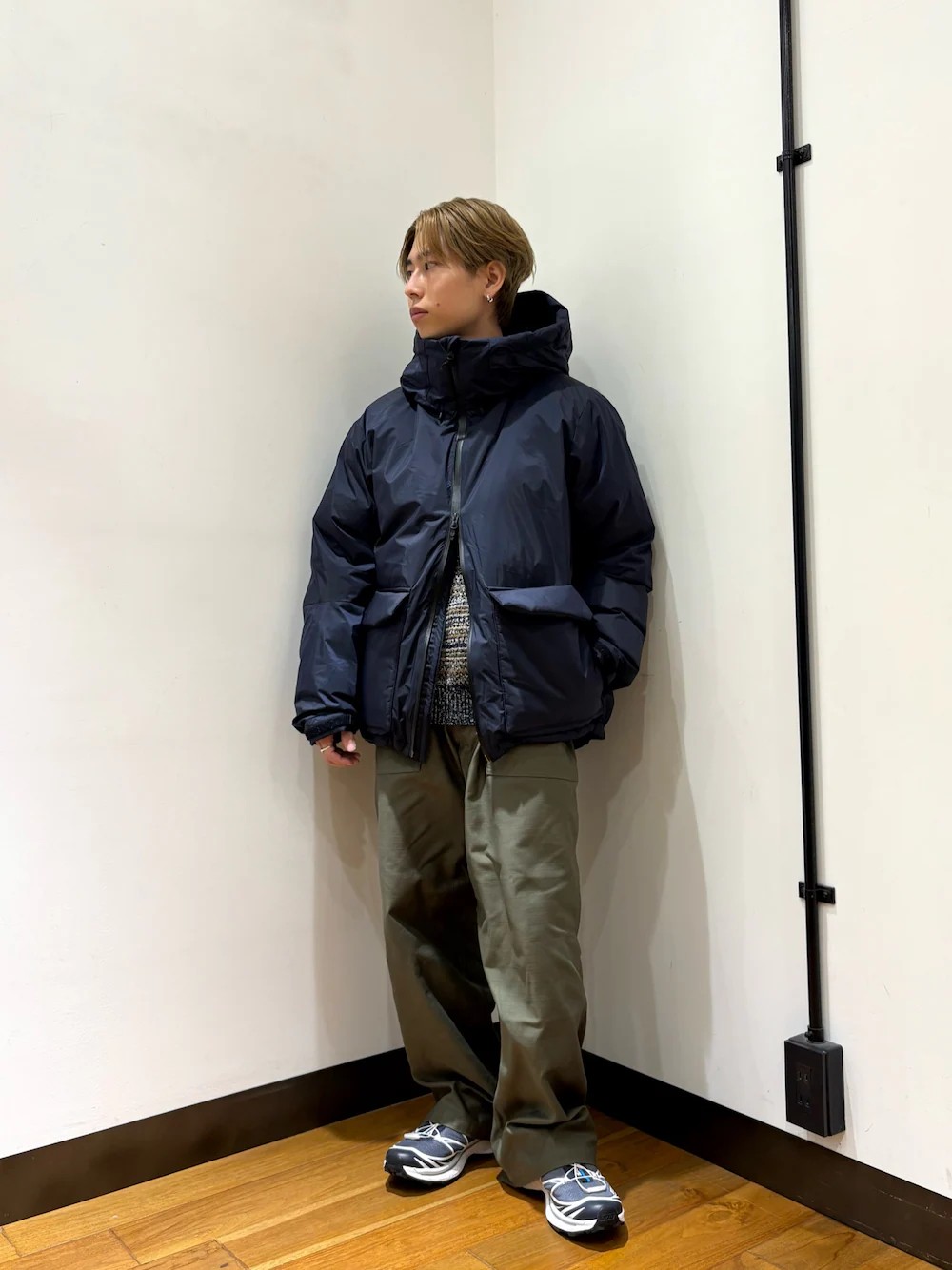 【NANGA別注ダウン】安定の軽さと暖かさを備えた一着。野暮ったさのないスマートなデザインは、まさに「これが欲しかった」と思える普段使いしやすさが魅力です。ダブルジップ仕様なので、閉め方次第でインナーを見せるなど、遊び心をプラスした着こなしも楽しめます。