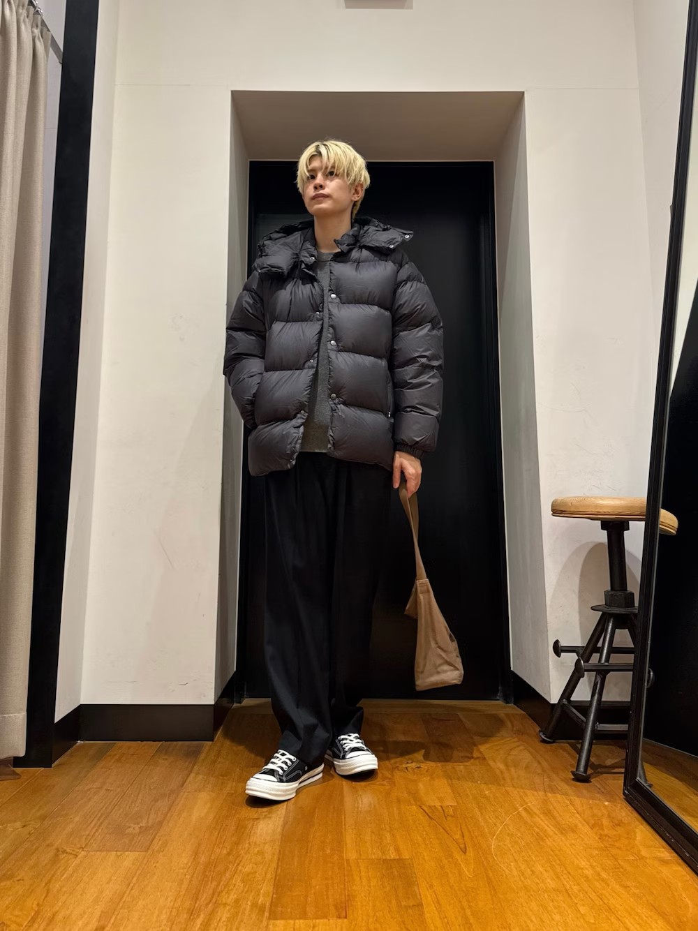 【アウター】
Mサイズを着用。
かなり軽量感があるアウターです！
少しボリューム感はありますがそこまでカジュアルにはなりにくい印象です！