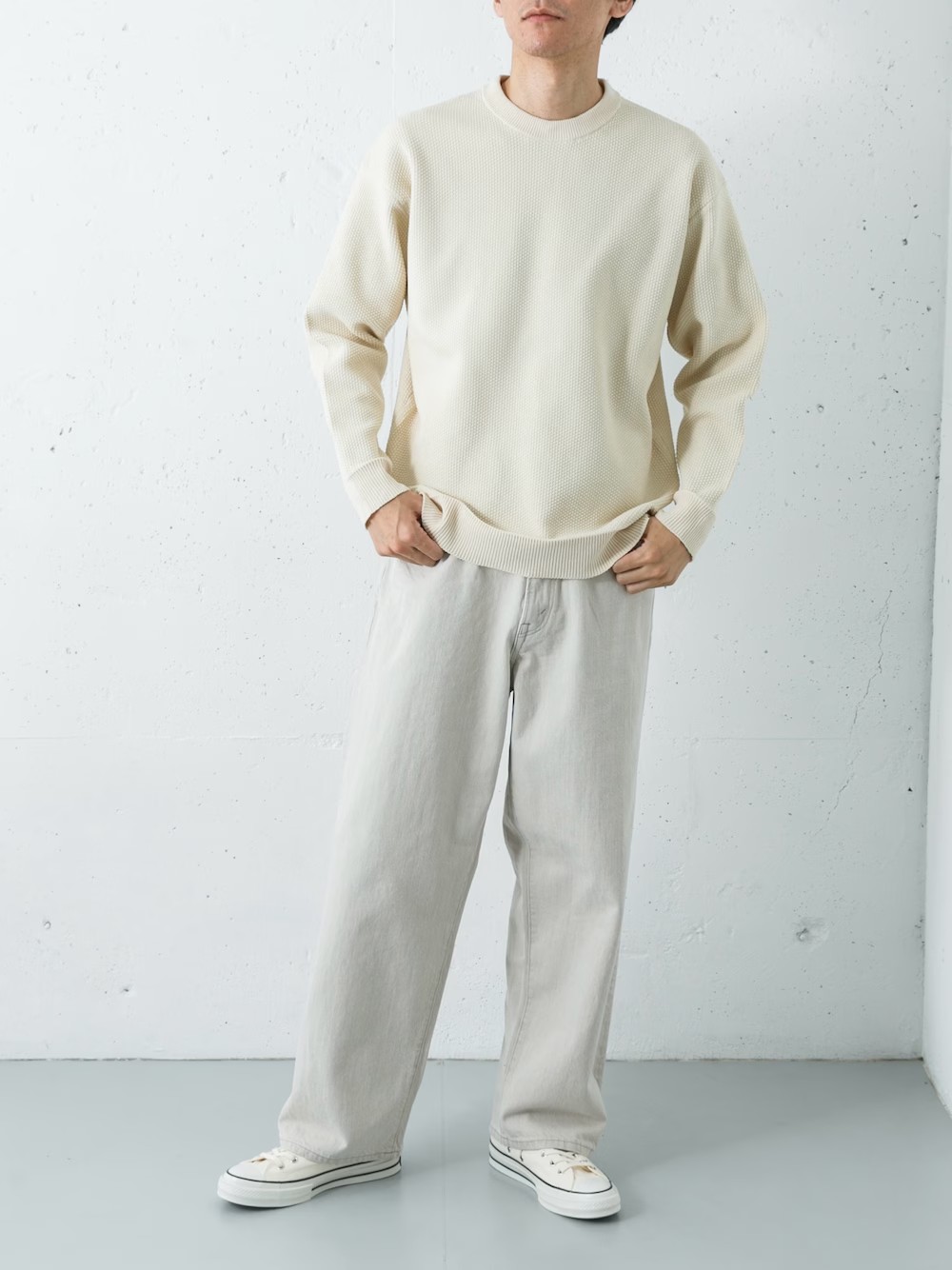 【トップス】モール糸と高伸縮糸で編み立てた、光沢感が上品なニットプルオーバー。特有の心地よい肌触りと細かな編み柄が魅力です。自宅で洗えるウォッシャブル仕様でデイリーユースに最適。着回し力の高いデザインで、寒い時期から春先まで長く活躍してくれるおすすめの一枚です。