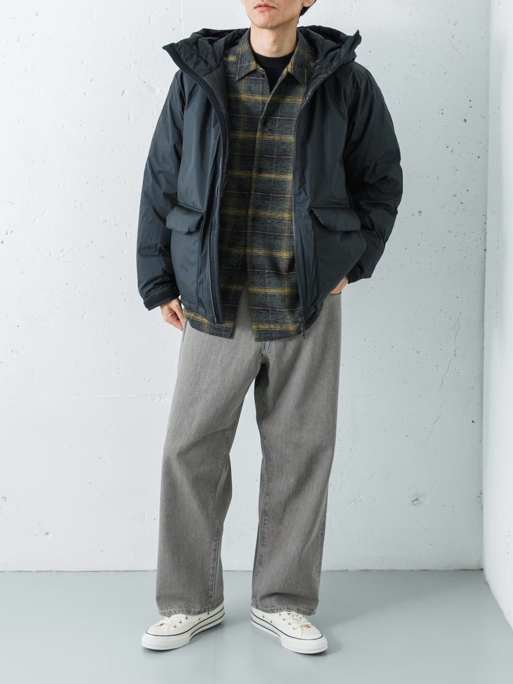 【ジャケット】NANGA別注の機能美ダウン。高い撥水・透湿性を誇る「AURORA-TEX」を表地に使用し、中綿には環境に優しい再生羽毛「Green Down」を採用しました。ステッチを排除したミニマルなデザインは都会の景色にも馴染みます。冬を快適に過ごすための究極の一着です。