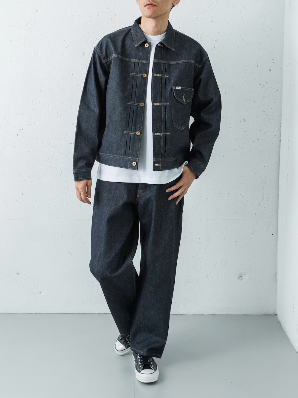 【ジャケット】アーバンリサーチ101周年を記念したLee別注デニムジャケット。伝説的な1930年代の「カウボーイJK」をベースに、今の空気感にフィットするよう再構築しました。歴史的なアーカイブの重厚さと現代のスタイルが融合した、アニバーサリーイヤーに相応しい特別な一着です。