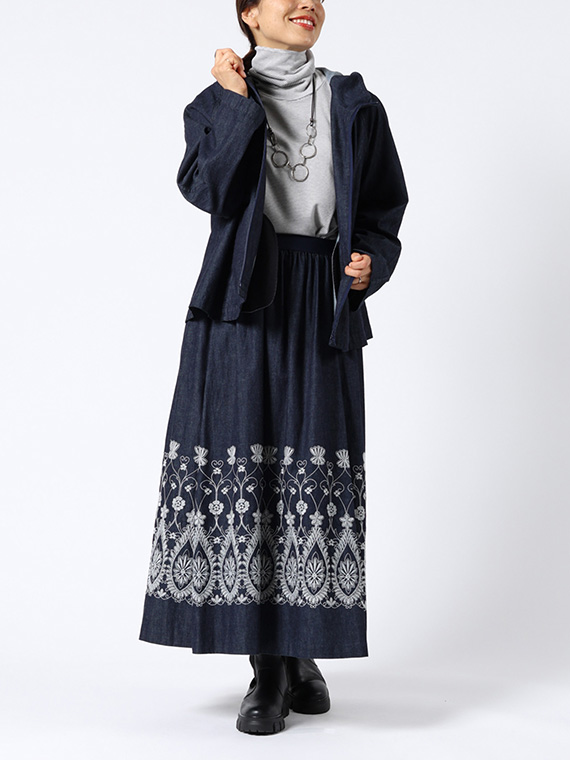 リラックス感のあるデニムスカートとカットソーのスタイルに、同じデニムで仕立てたフードつきジップアップブルゾンを合わせたコーディネートです。ヒップラインをほど良くカバーする絶妙な丈感は、スカートにもパンツにも合わせやすく、全身のバランスを美しく見せてくれます。
モデル身長：162cm