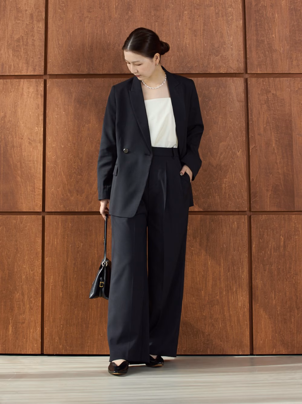 防シワ機能付きなのが嬉しいジャケットとパンツ。
同素材を使用しており、セットアップとして着用頂けます◎

どちらのアイテムも、ベーシックなデザインながら、細かいディテールにこだわりが詰まっているのが魅力的。
どちらのアイテムも着回しがきくので是非ゲットしてください!
