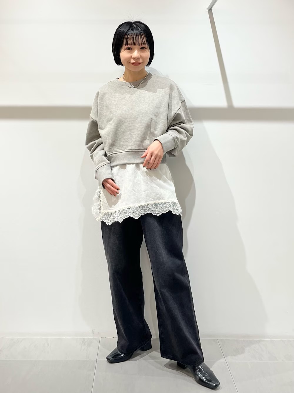 シルエットが可愛いスウェットです！裾はすっきりしています。レースのキャミはスリットが入っておりなんでも合わせられます！
