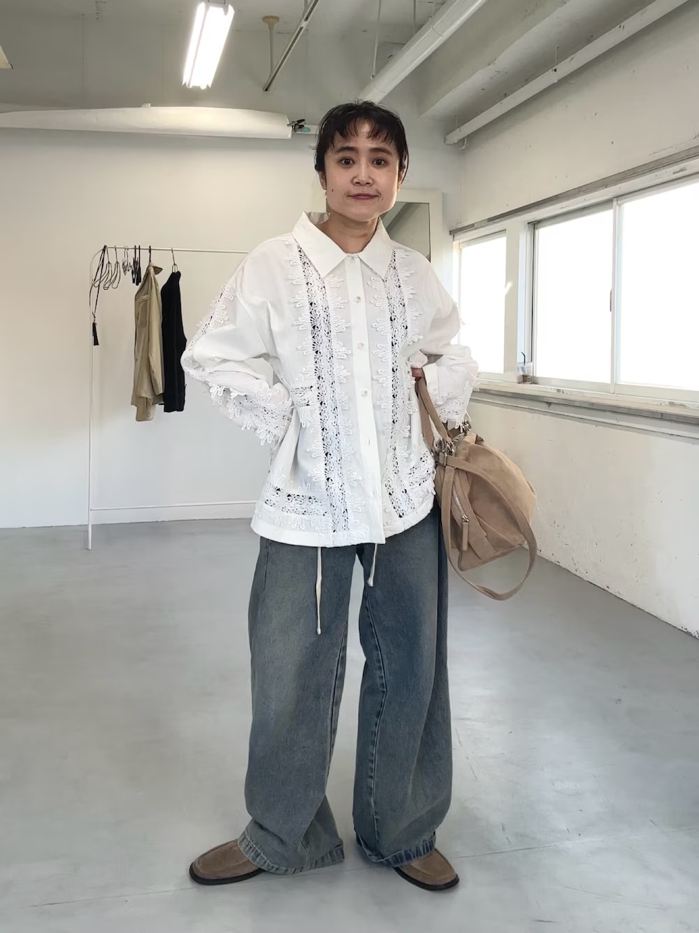 立体的なレースが可愛い
ブラウス！

少し張りがあって
デニムと合わせてカジュアルスタイルに！