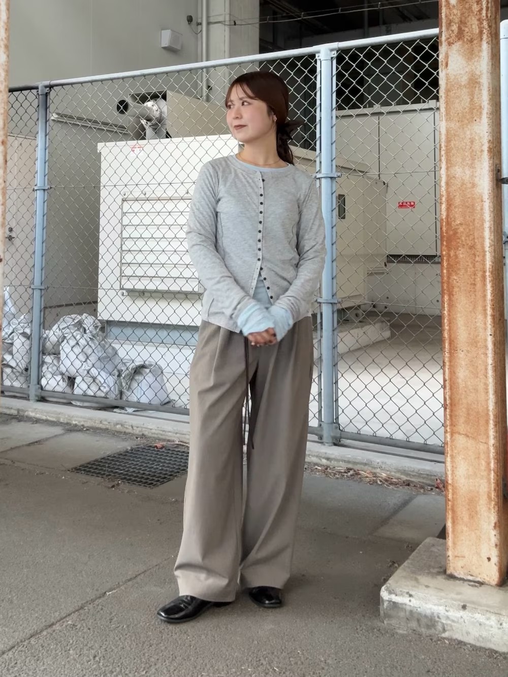 レイヤードニットは、新色の春っぽいカラーを着用しました。
寒い季節でもジャケットを羽織ってレイヤードスタイルで着ていただくのもおしゃれです！
シュシュも結ぶだけで映えます。