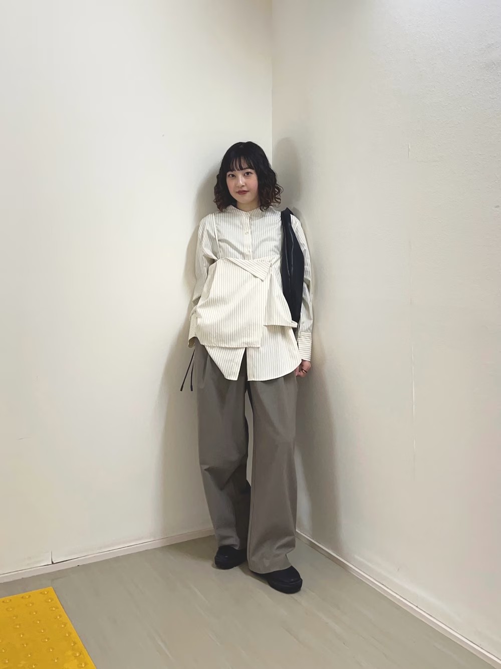 春に着たいシャツコーデです！
ビスチェがセットになった春らしい色味のシャツ
ビスチェは肩紐で調節可能なので
腰に巻いてラップスカートとしても着用可能です！