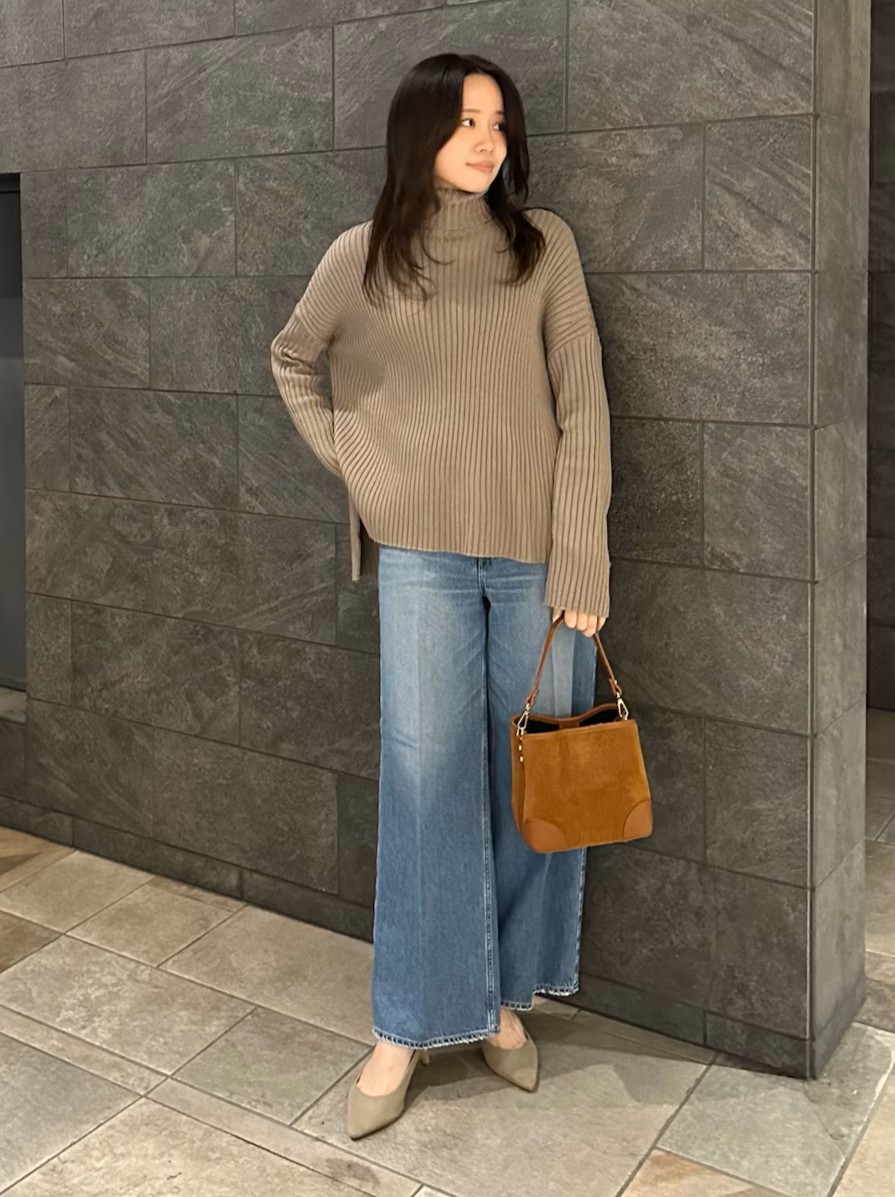 オススメニットで大人カジュアルコーデ。

シンプルなデザインながらも前後さのある着丈に深めのスリットがこなれた印象に◎

ELENDEEKのダウンはオーバーサイズでざっくりニットも着込みやすく◎
私の身長でもヒップがしっかり隠れる長さで軽いのもポイント◎