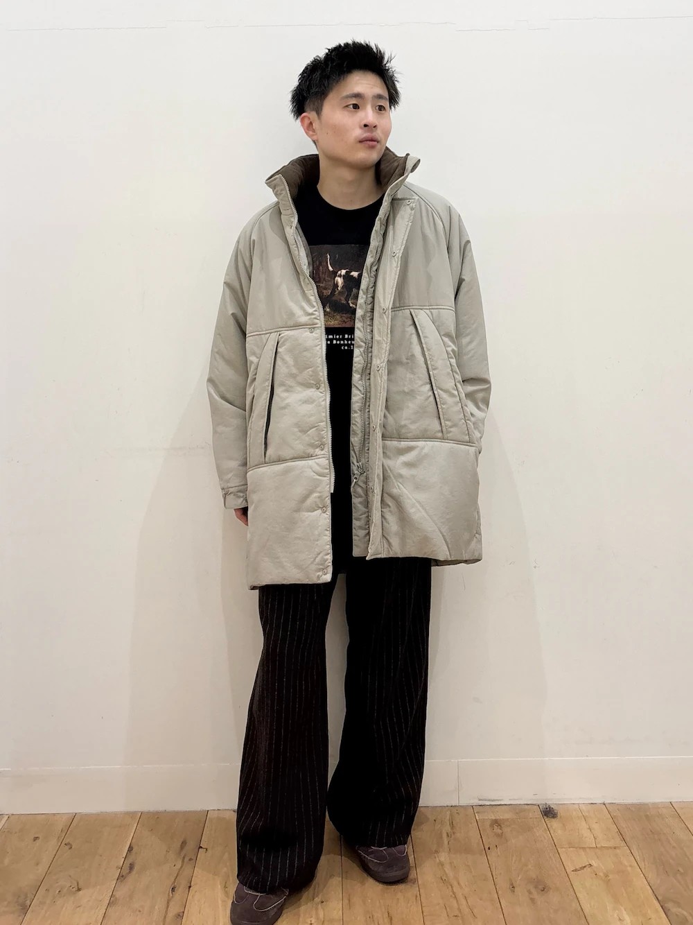 撥水、吸光発熱機能があるモンスターコート！
首元にフード収納もでき、使い分けできる有能コートです！

デザインあるトレーナーとカーブ感あるゆったりなストライプパンツでシンプルすぎないカジュアルさもかね揃えているコーディネート。

是非ご覧下さい