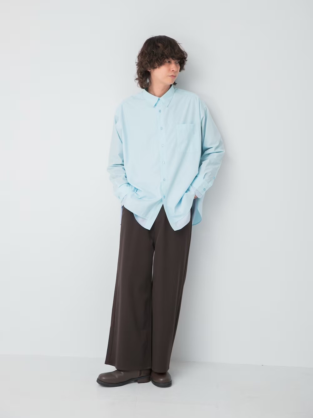 フェイクレイヤードシャツでサラッと一枚でもスタイリングの完成度があがります。

ボトムもダークブラウンで合わせやすいアイテムです。