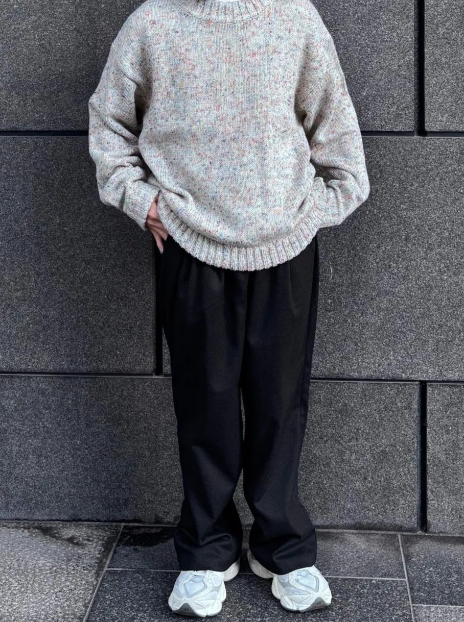 少しゆとりのあるネップセーター
冬らしさを感じれます！