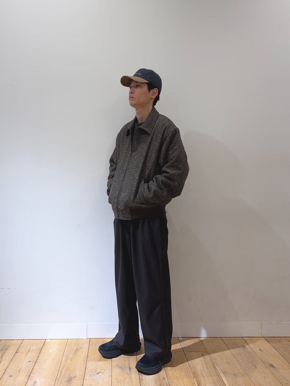 ネップデザインが細かくされており、カジュアルな印象で着用しやすいブルゾン。

シンプルなモールニットやネップニットと合わせ、パンツのシルエットを主役にしたクリーンな大人カジュアルがおすすめです。