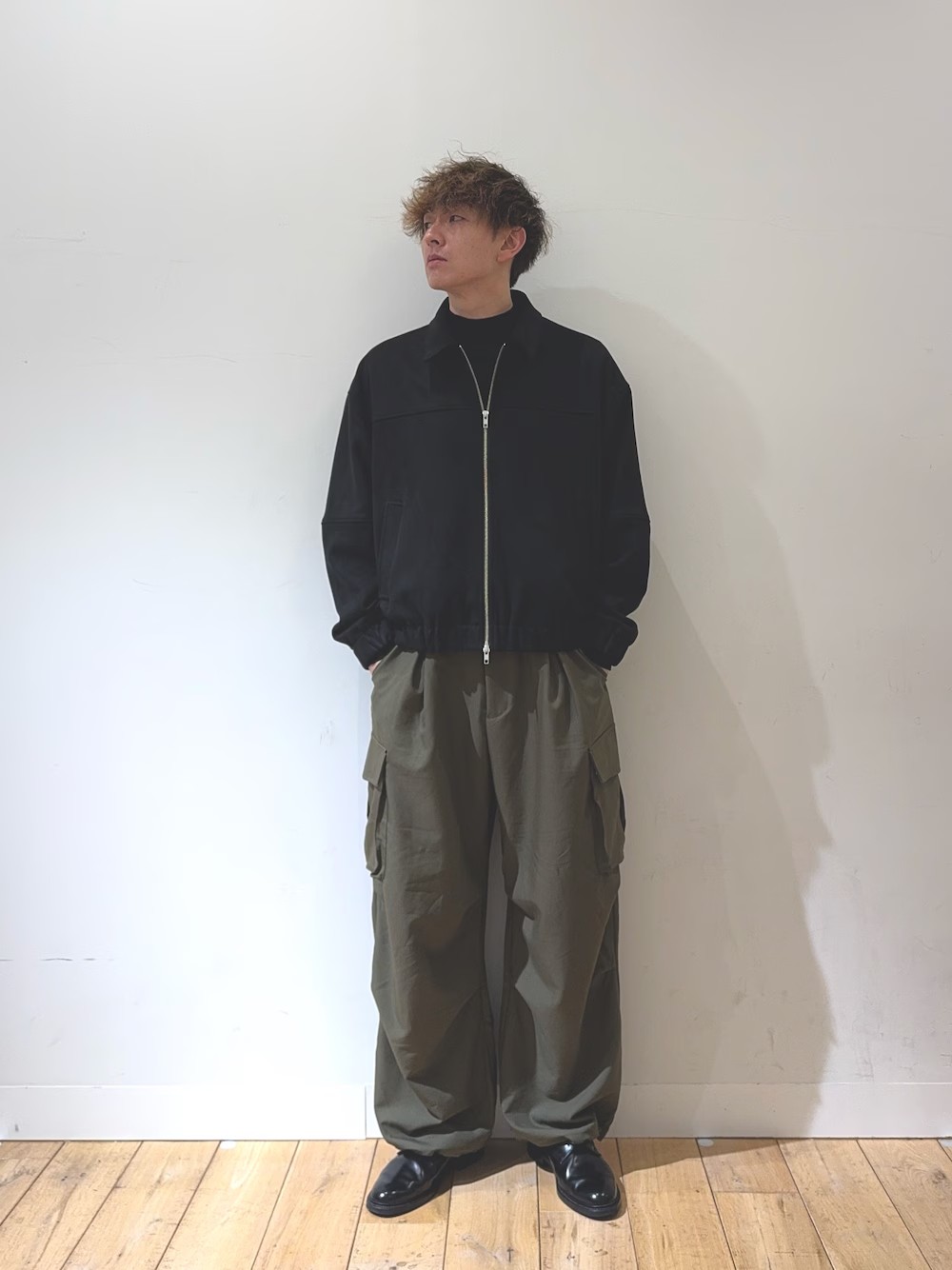 アウターは今から使えるとフェイクスエード素材でトレンドの短丈、ダブルジップとどんなスタイリングにも合わせやす万能アイテムです！
カーゴパンツと合わせてAラインのシルエットで足長効果もあります！
モックネックで少し大人っぽくまとめました。