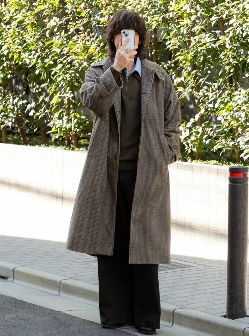 ロングコートはシンプルに
丈の分でしっかり防寒できますね


ブラウン系で全体をまとめて
ブルーのシャツをアクセントに
レイヤードしてみました