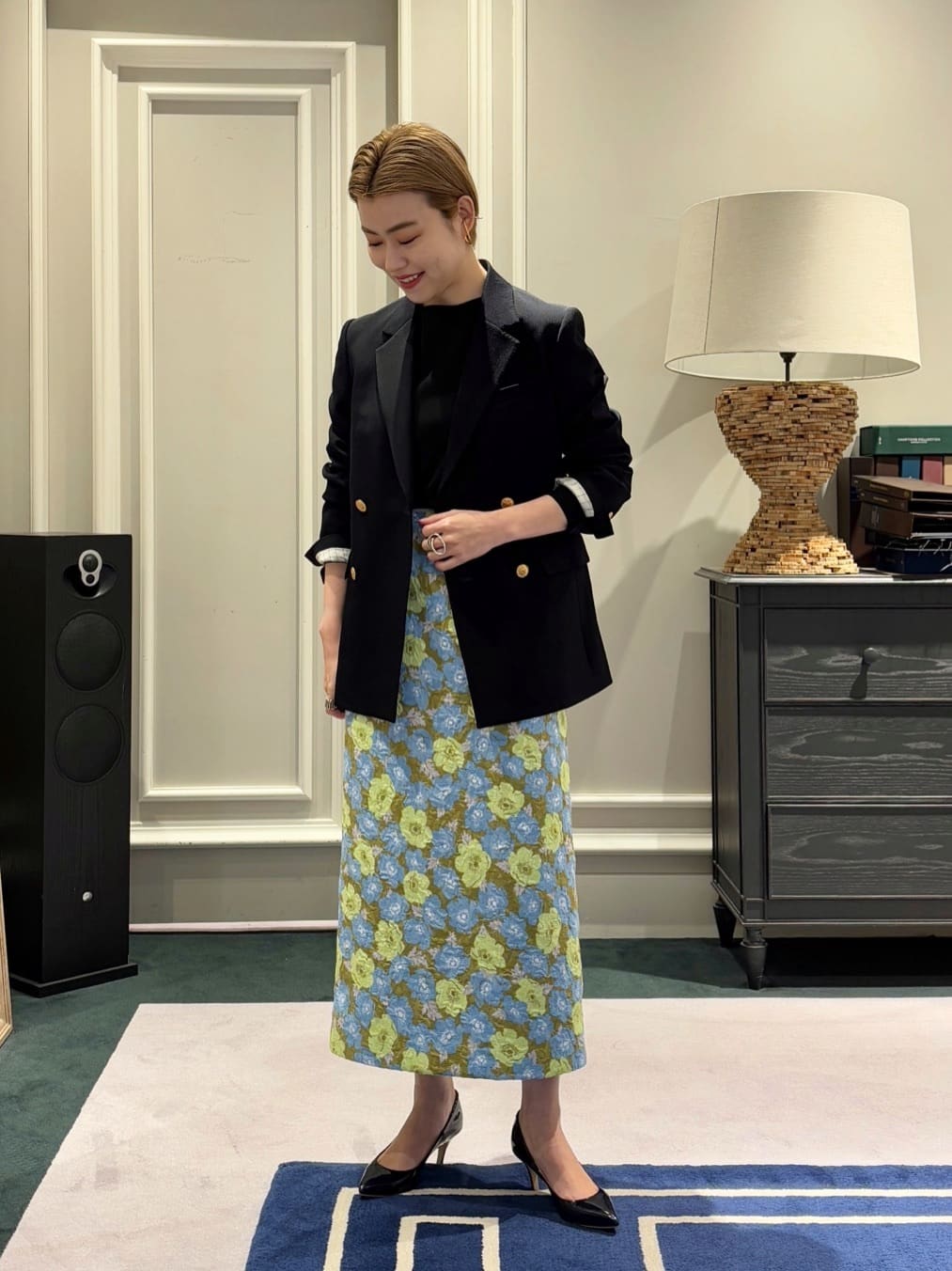 身長162㎝　〈MACPHEE〉ビンテージギャバジン ダブルブレストジャケット

名品として長く愛されているジャケットです。
ネイビーに映える金ボタンが、クラシカルで端正なムードを引き立て、羽織るだけで着映えします。

どのテイストにも自然と馴染むネイビーブレザーは、真夏を除く3シーズンで活躍する汎用性の高さも魅力。
Tシャツとデニムに合わせてデイリーに、スラックスやワンピースと合わせてビジネスと、幅広いスタイリングにフィットします。
大人の知的さと上品さをさりげなく演出できるので、ワードローブに一枚あると、必ず頼れるジャケットです。