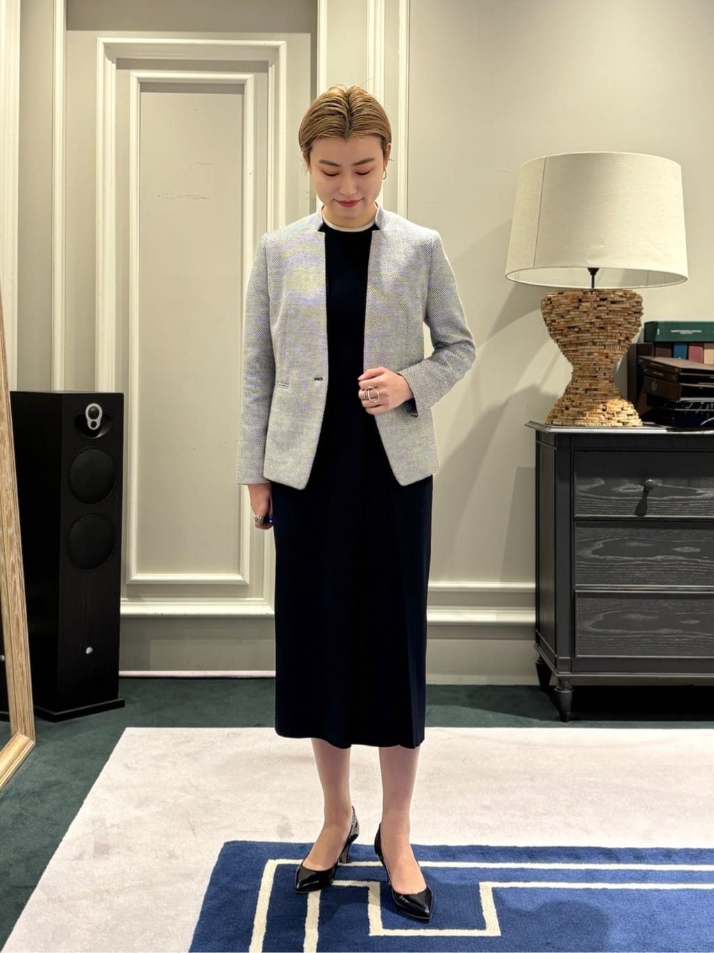 身長162㎝　〈TOMORROWLAND collection〉フラットテープ キザミカラージャケット

ツイード素材ながら、着用感はとても軽く、春にちょうど良い一枚です。
きちんと感はしっかりありつつ、毛束を抑えた生地感のため堅く見えすぎず、普段の通勤にはもちろん、式典・顔合わせ・食事会などのオケージョンシーンにも安心して対応できます。

パンツ・スカート・ワンピースと、合わせるアイテムを選ばない汎用性の高さも魅力。
ヒップにかかりすぎない丈感が、全体を軽やかに見せてくれます。

季節をまたいで着用できるのも嬉しいポイント。
寒い時期はニットをインナーに合わせて、冬のスタイリングに軽さをプラス。
春は淡色ボトムやシアー素材と合わせることで、ツイードの上品さがより引き立ち、季節感のある着こなしが楽しめます。