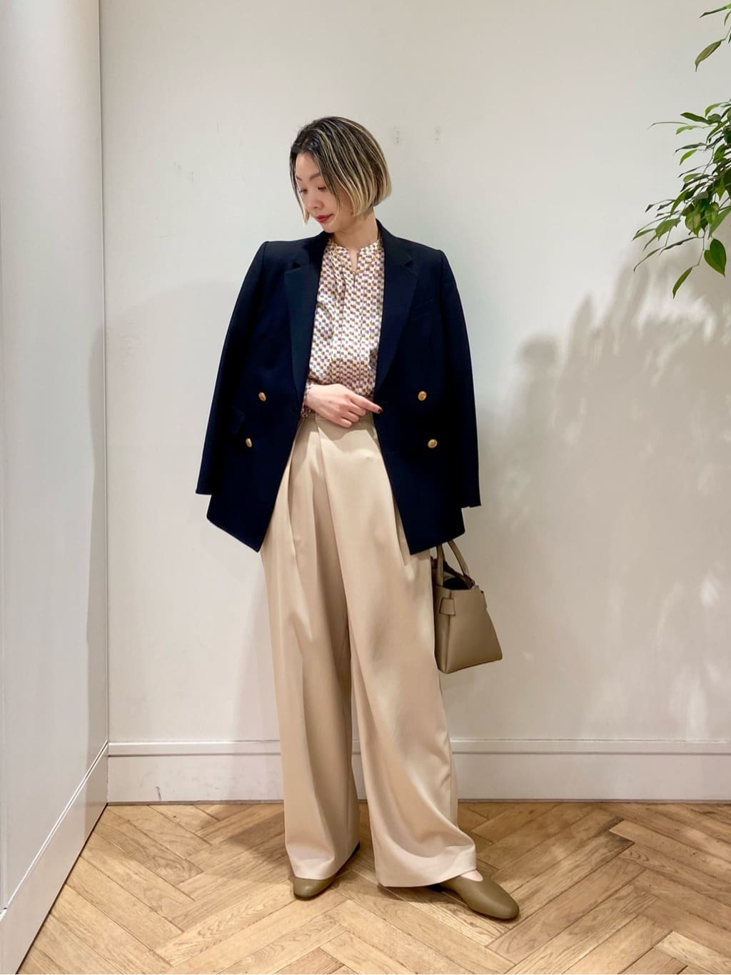 身長165㎝　〈MACPHEE〉ポリエステルウールドスキン アシンメトリーパンツは、オンオフ問わずに着用していただけるワイドパンツ。
トロミのある柄ブラウスに合わせて、上品な着こなしを意識したジャケットスタイリングで着用しました。
