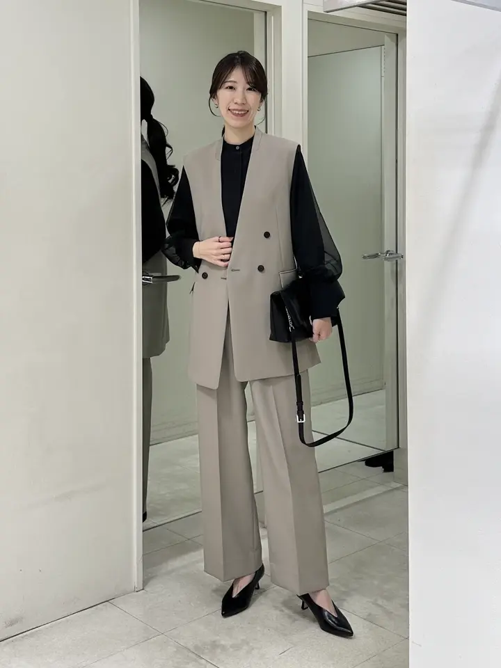 コーディネート身長 170cm

セレモニーにも使えるセットアップコーデ♩

シャープな印象のノーカラージレは
着丈も長めですっきりとした印象に◎

セレモニーだけでなく、
ビジネスシーンでも着回しできますよ^_^


スタッフ着用サイズ
■ブラウス【4/Mサイズ相当】9号
■ジレ【4/Mサイズ相当】9号
■パンツ【4/Mサイズ相当】9号