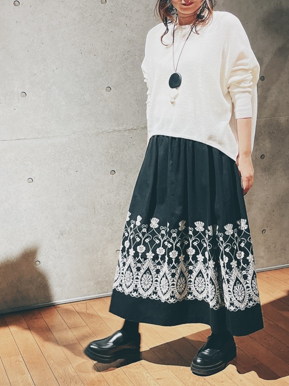 裾に施された繊細で大胆なレース模様の刺繍がエレガントな印象のギャザースカートを、カシミアブレンドのドルマンセーターと合わせた抜け感のあるコーディネートです。ネックレスやストールなど小物を工夫するとよりこなれた感じで着こなせます。
モデル身長：163cm