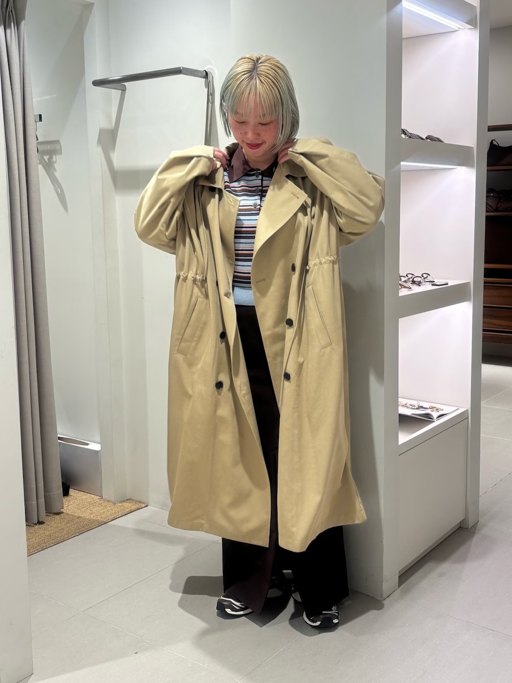 《アウター》
程よくハリ感があり、キレイ見えするトレンチコート。
裏地が無いので軽く、生地自体は柔らかいので着やすいです。

フードは取り外し可なので、オンオフどちらでも使えます。
個人的にはウエストや肩のベルトが無いのが嬉しいです！